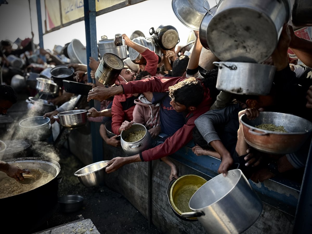 Gazze'de açlık: Filistinlilere yemek dağıtıldı