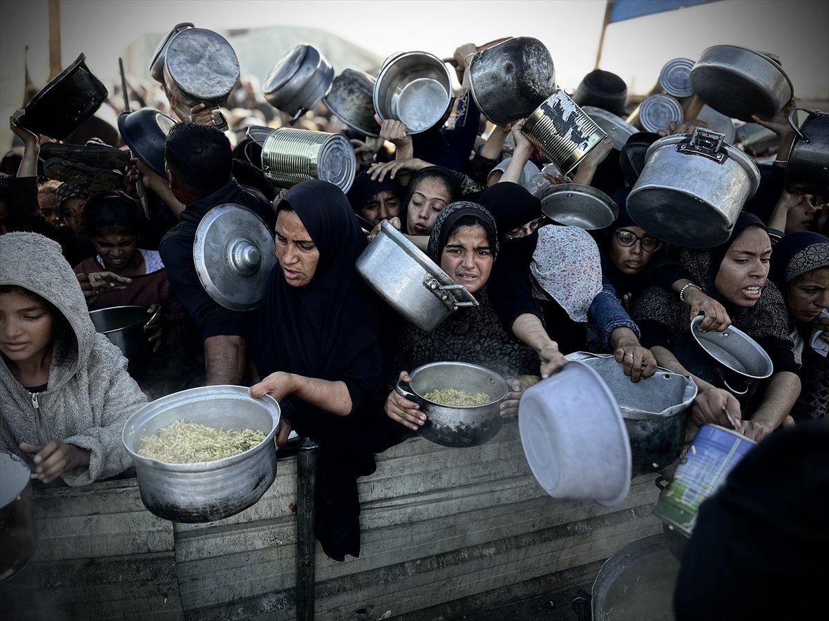 Gazze'de açlık: Filistinlilere yemek dağıtıldı