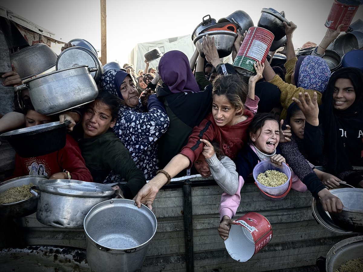 Gazze'de açlık: Filistinlilere yemek dağıtıldı