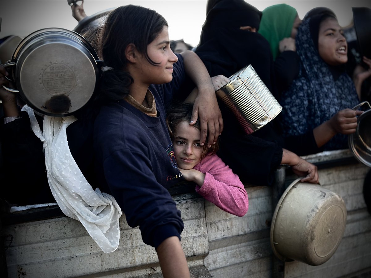 Gazze'de açlık: Filistinlilere yemek dağıtıldı