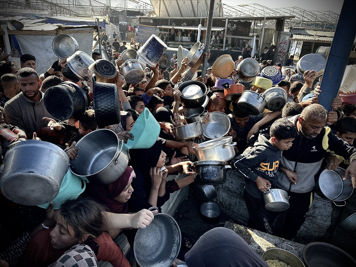 Gazze'de açlık: Filistinlilere yemek dağıtıldı