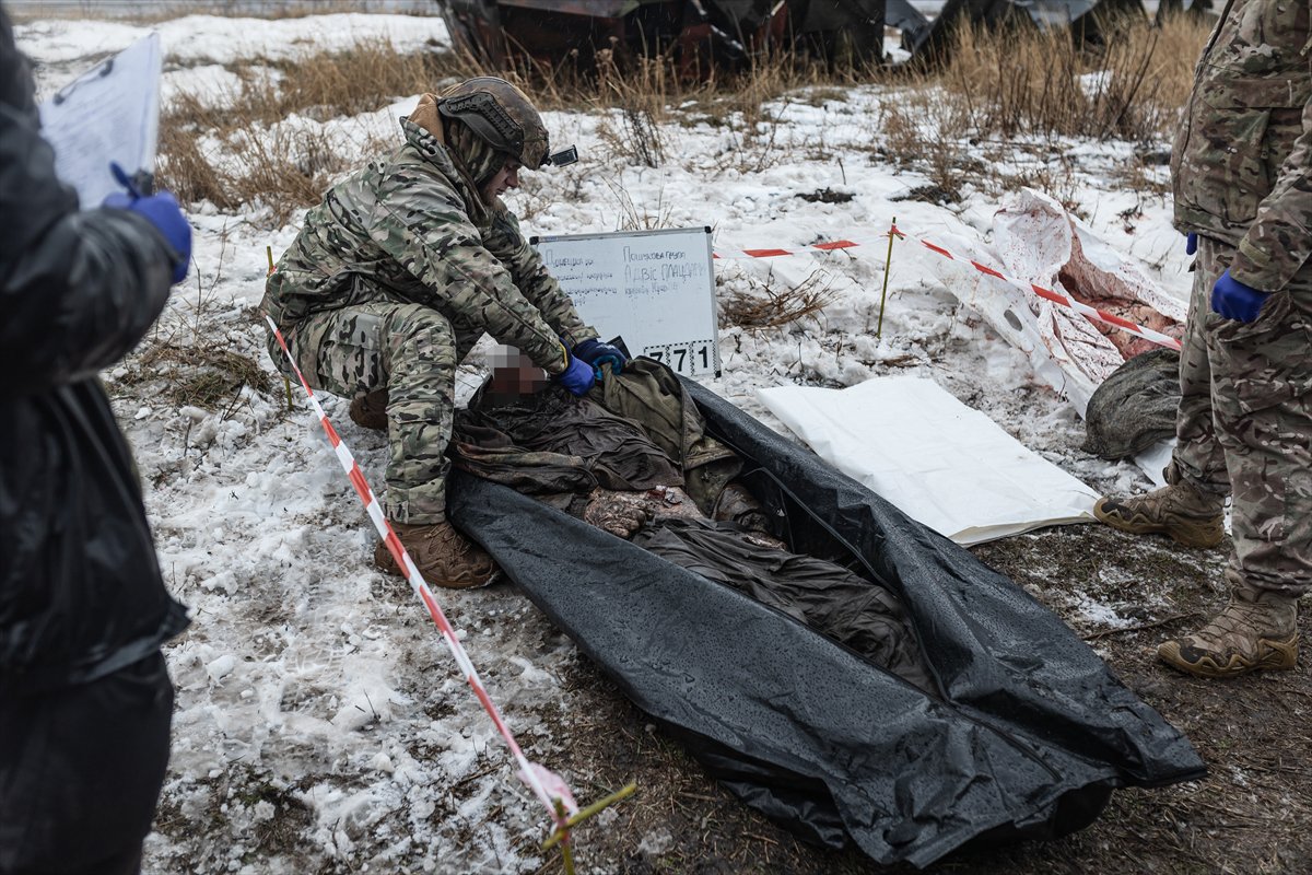 Savaşta terk edilen insanların kalıntılarını aramak için Ukraynalı gönüllülerden grup oluşturuldu