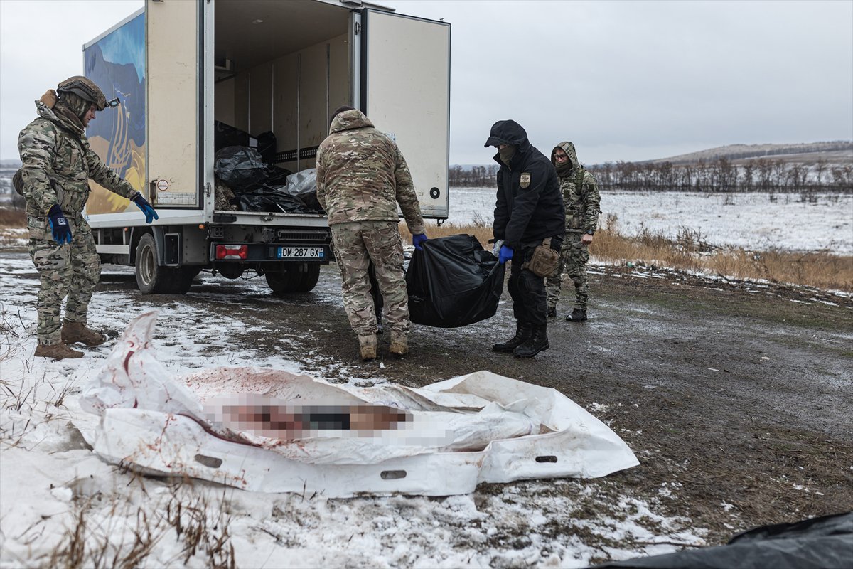 Savaşta terk edilen insanların kalıntılarını aramak için Ukraynalı gönüllülerden grup oluşturuldu