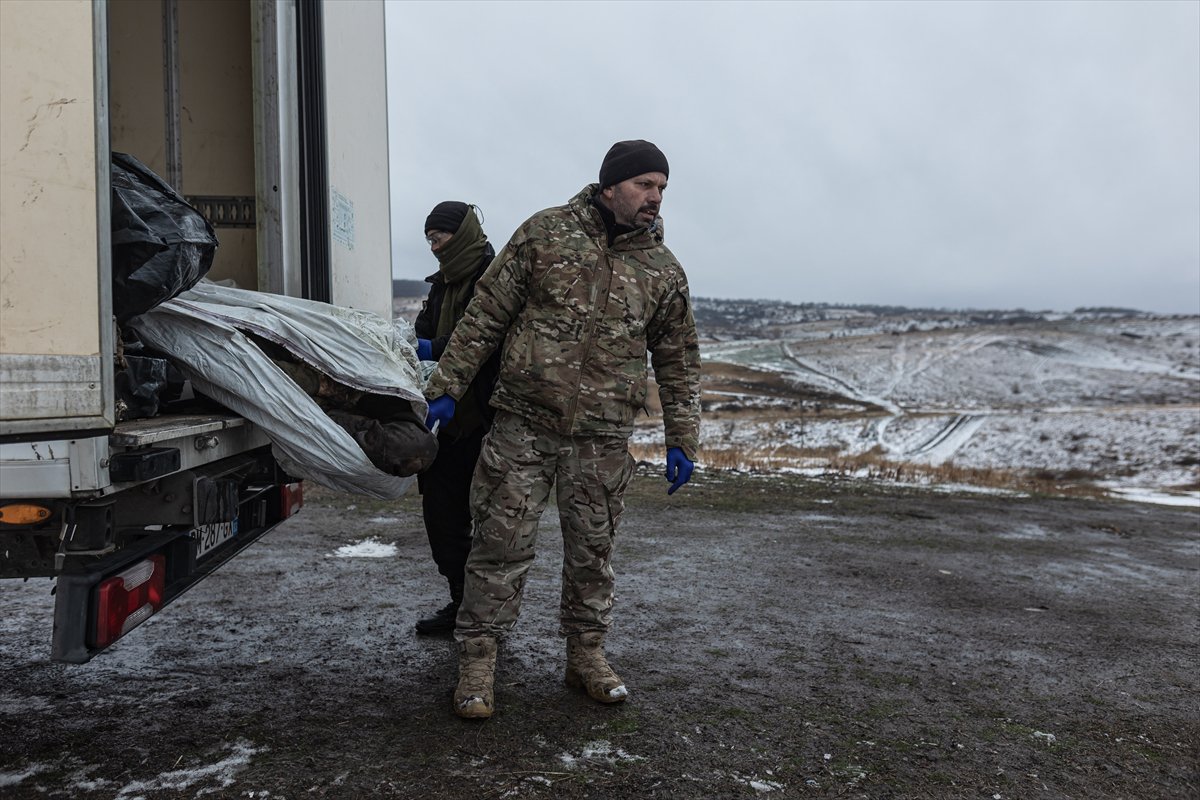 Savaşta terk edilen insanların kalıntılarını aramak için Ukraynalı gönüllülerden grup oluşturuldu