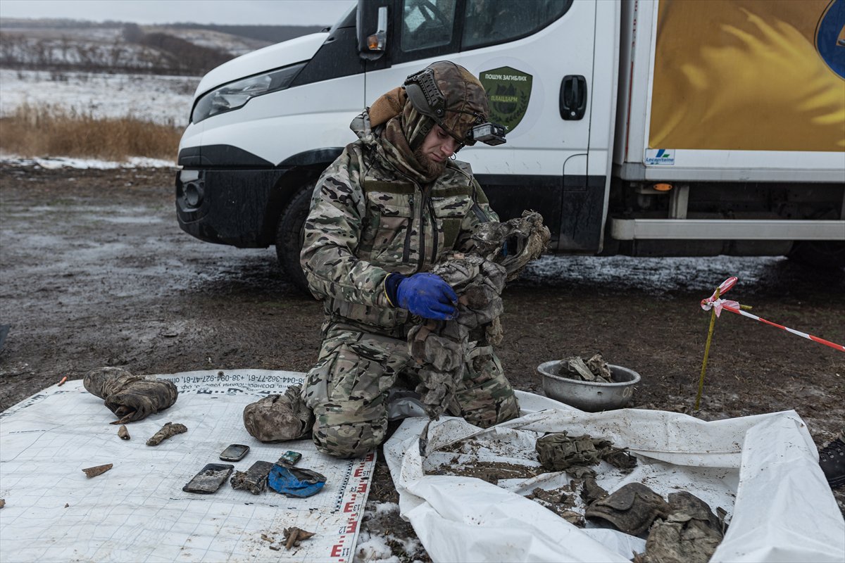 Savaşta terk edilen insanların kalıntılarını aramak için Ukraynalı gönüllülerden grup oluşturuldu