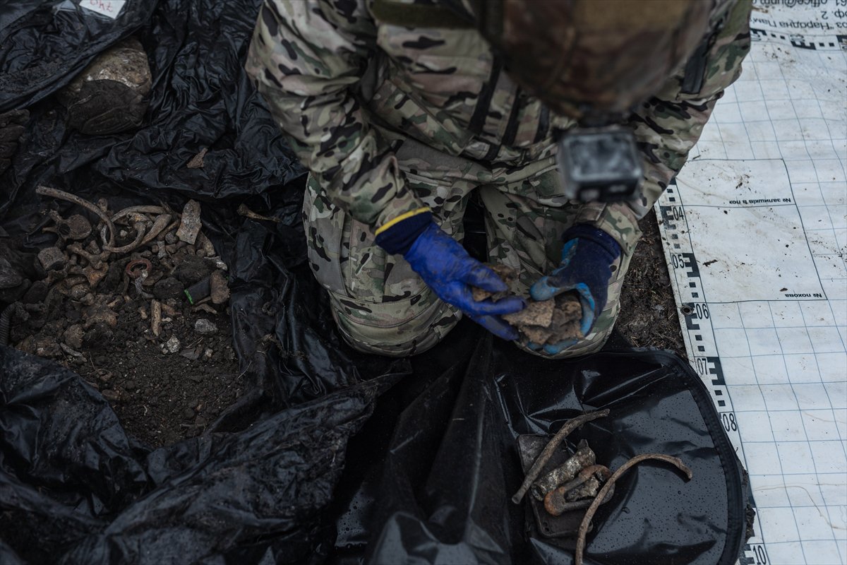 Savaşta terk edilen insanların kalıntılarını aramak için Ukraynalı gönüllülerden grup oluşturuldu