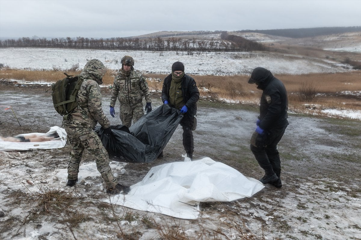 Savaşta terk edilen insanların kalıntılarını aramak için Ukraynalı gönüllülerden grup oluşturuldu
