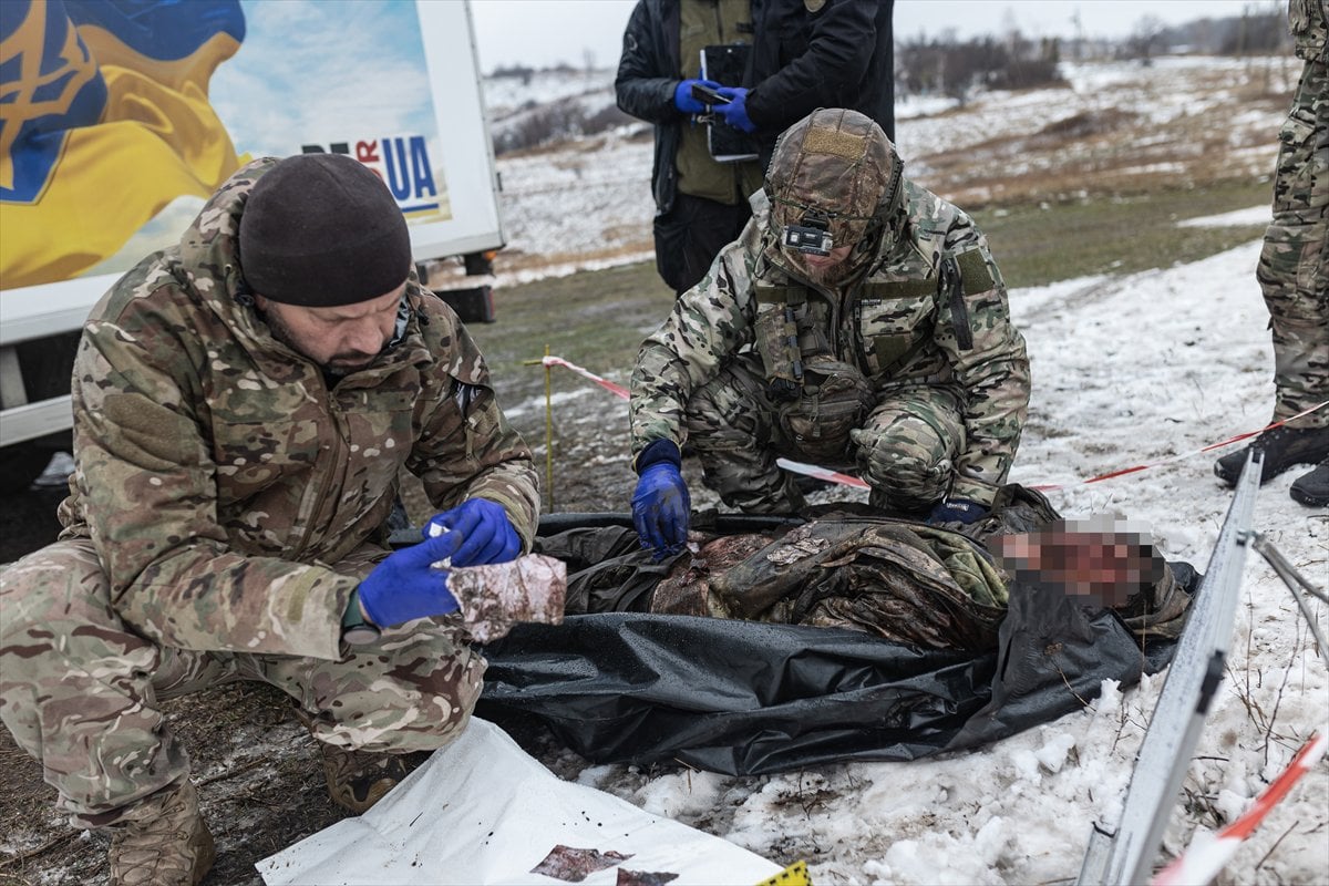 Savaşta terk edilen insanların kalıntılarını aramak için Ukraynalı gönüllülerden grup oluşturuldu