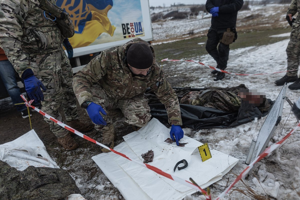 Savaşta terk edilen insanların kalıntılarını aramak için Ukraynalı gönüllülerden grup oluşturuldu
