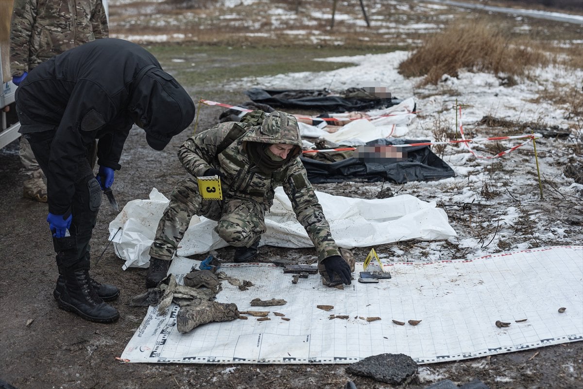 Savaşta terk edilen insanların kalıntılarını aramak için Ukraynalı gönüllülerden grup oluşturuldu