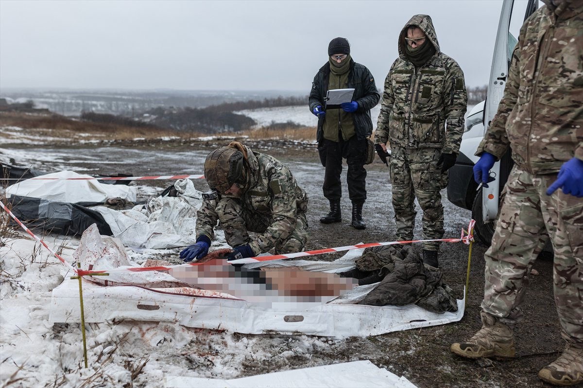 Savaşta terk edilen insanların kalıntılarını aramak için Ukraynalı gönüllülerden grup oluşturuldu