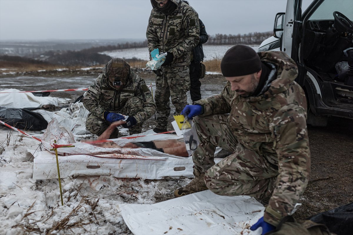 Savaşta terk edilen insanların kalıntılarını aramak için Ukraynalı gönüllülerden grup oluşturuldu