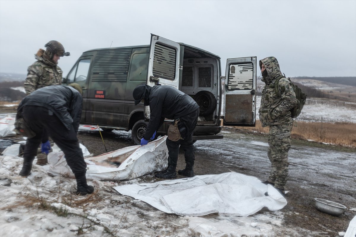 Savaşta terk edilen insanların kalıntılarını aramak için Ukraynalı gönüllülerden grup oluşturuldu