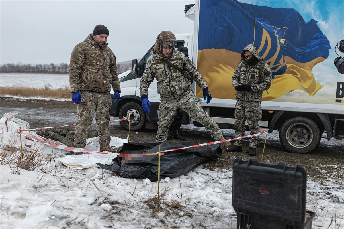 Savaşta terk edilen insanların kalıntılarını aramak için Ukraynalı gönüllülerden grup oluşturuldu