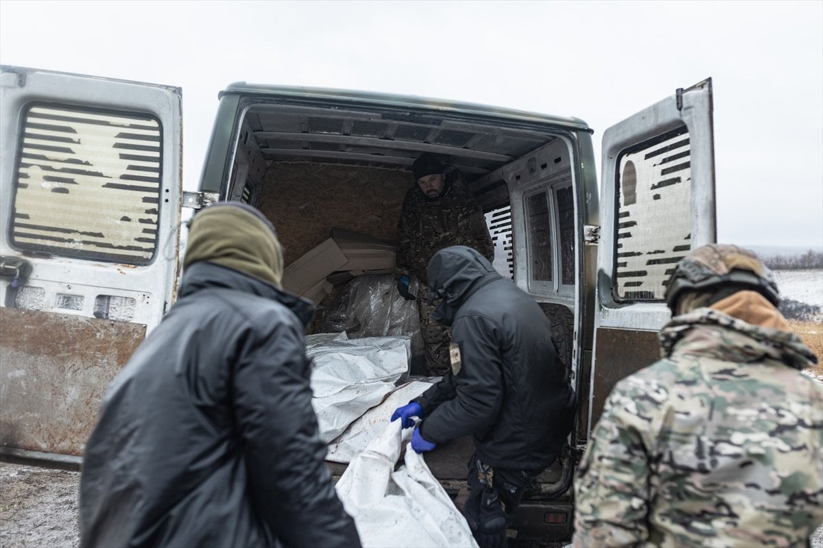 Savaşta terk edilen insanların kalıntılarını aramak için Ukraynalı gönüllülerden grup oluşturuldu