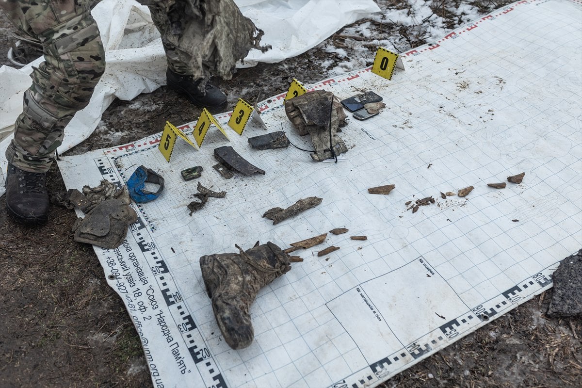 Savaşta terk edilen insanların kalıntılarını aramak için Ukraynalı gönüllülerden grup oluşturuldu