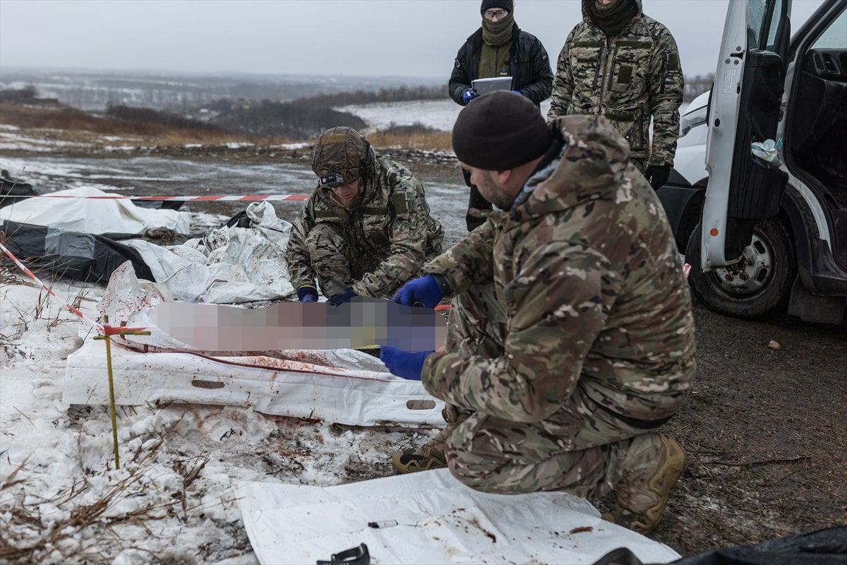 Savaşta terk edilen insanların kalıntılarını aramak için Ukraynalı gönüllülerden grup oluşturuldu