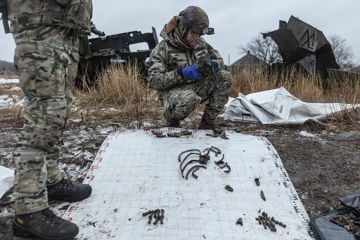 Savaşta terk edilen insanların kalıntılarını aramak için Ukraynalı gönüllülerden grup oluşturuldu
