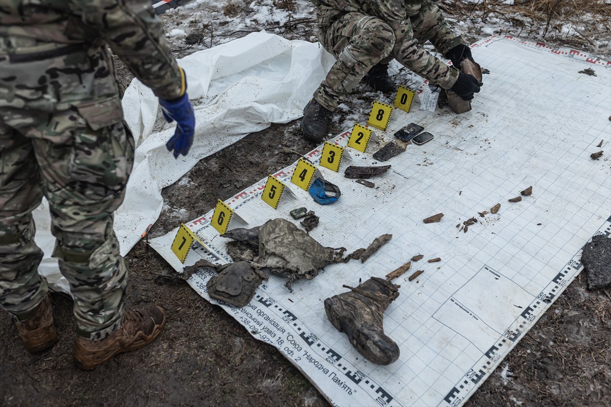 Savaşta terk edilen insanların kalıntılarını aramak için Ukraynalı gönüllülerden grup oluşturuldu