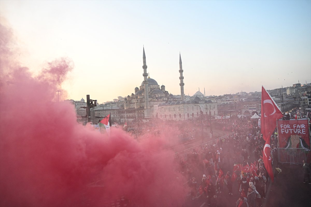 İstanbul'da tarihi Gazze yürüyüşü: Binler Galata Köprüsü'nde buluştu
