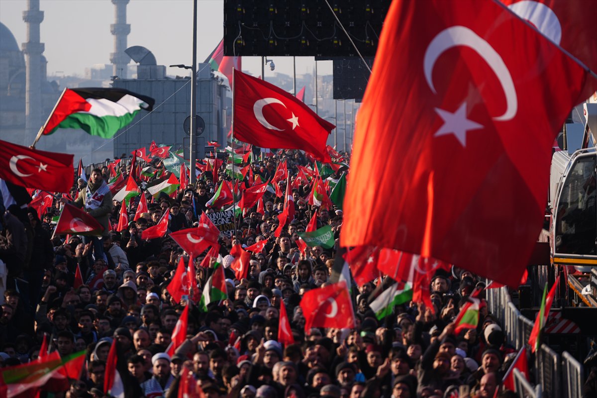 İstanbul'da tarihi Gazze yürüyüşü: Binler Galata Köprüsü'nde buluştu