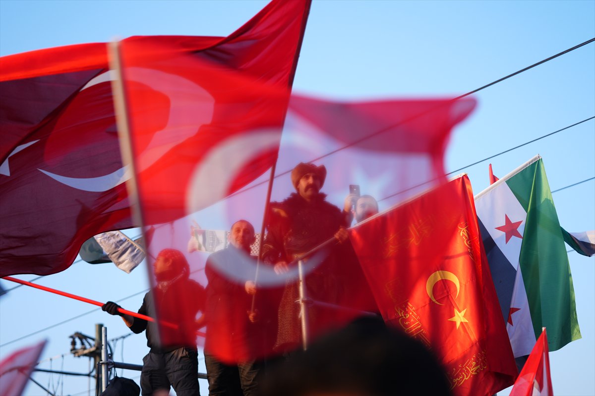 İstanbul'da tarihi Gazze yürüyüşü: Binler Galata Köprüsü'nde buluştu