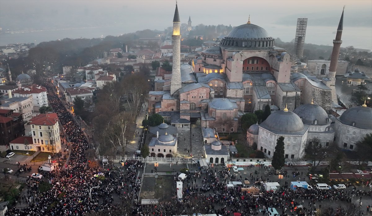 İstanbul'da tarihi Gazze yürüyüşü: Binler Galata Köprüsü'nde buluştu