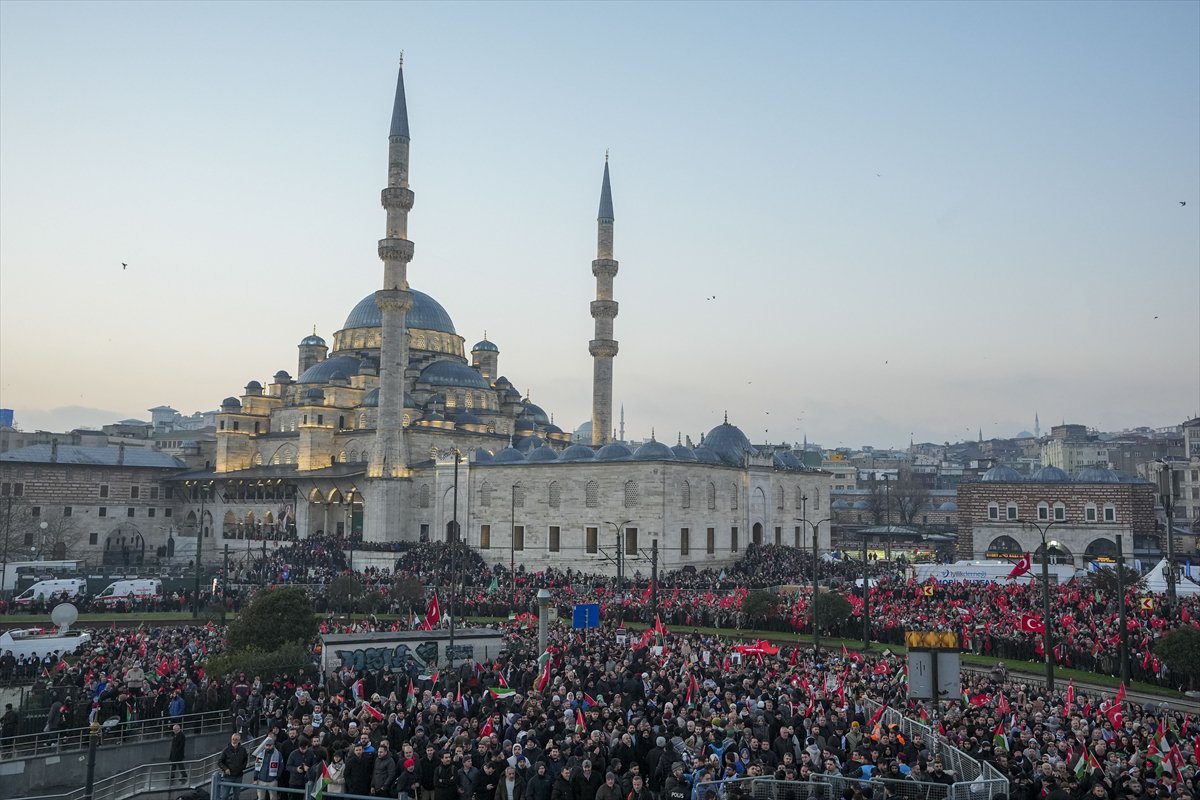 İstanbul'da tarihi Gazze yürüyüşü: Binler Galata Köprüsü'nde buluştu