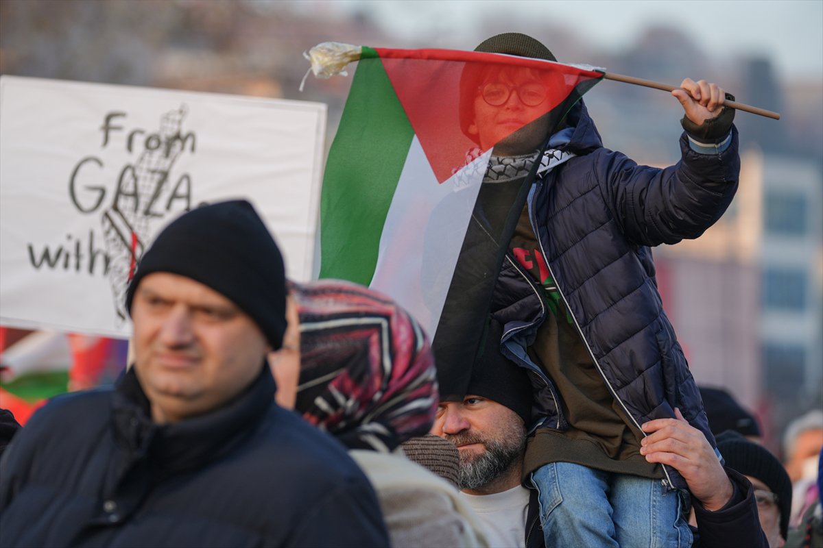İstanbul'da tarihi Gazze yürüyüşü: Binler Galata Köprüsü'nde buluştu