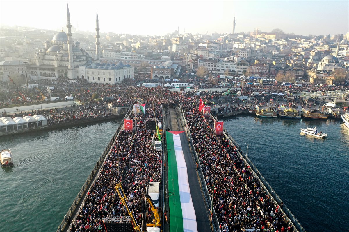 İstanbul'da tarihi Gazze yürüyüşü: Binler Galata Köprüsü'nde buluştu