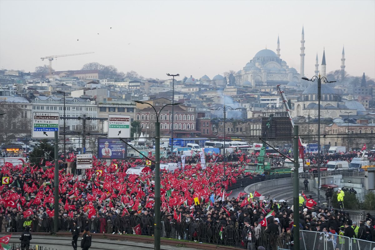 İstanbul'da tarihi Gazze yürüyüşü: Binler Galata Köprüsü'nde buluştu