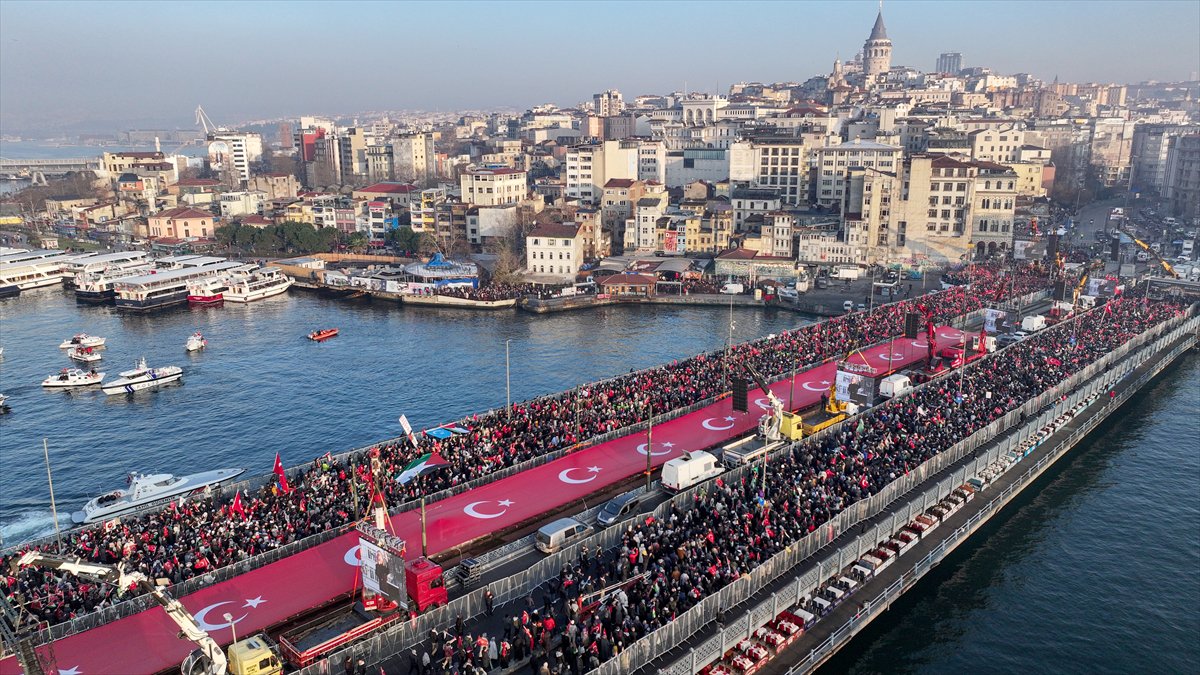 İstanbul'da tarihi Gazze yürüyüşü: Binler Galata Köprüsü'nde buluştu