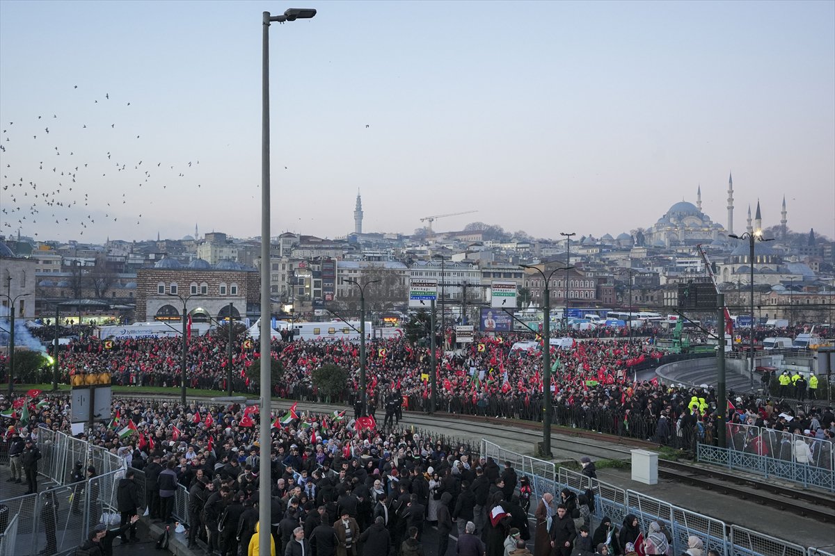 İstanbul'da tarihi Gazze yürüyüşü: Binler Galata Köprüsü'nde buluştu