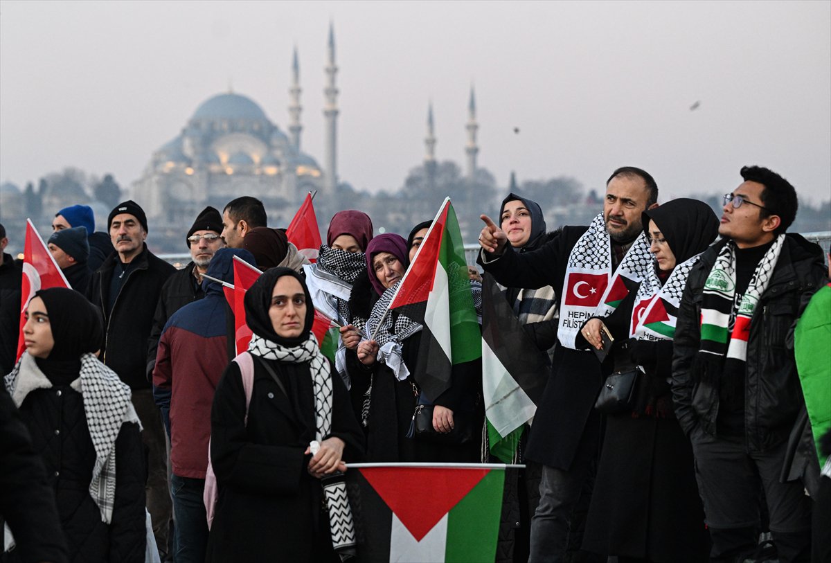 İstanbul'da tarihi Gazze yürüyüşü: Binler Galata Köprüsü'nde buluştu