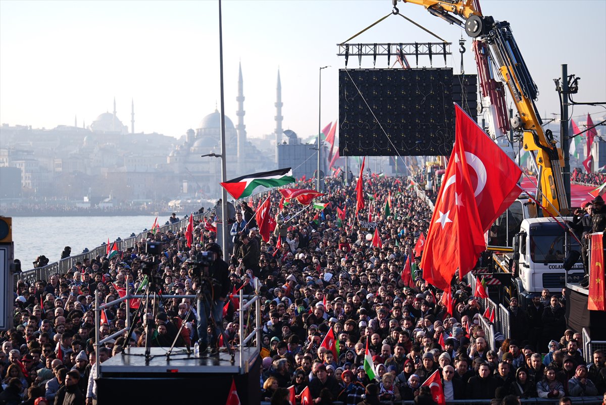 İstanbul'da tarihi Gazze yürüyüşü: Binler Galata Köprüsü'nde buluştu