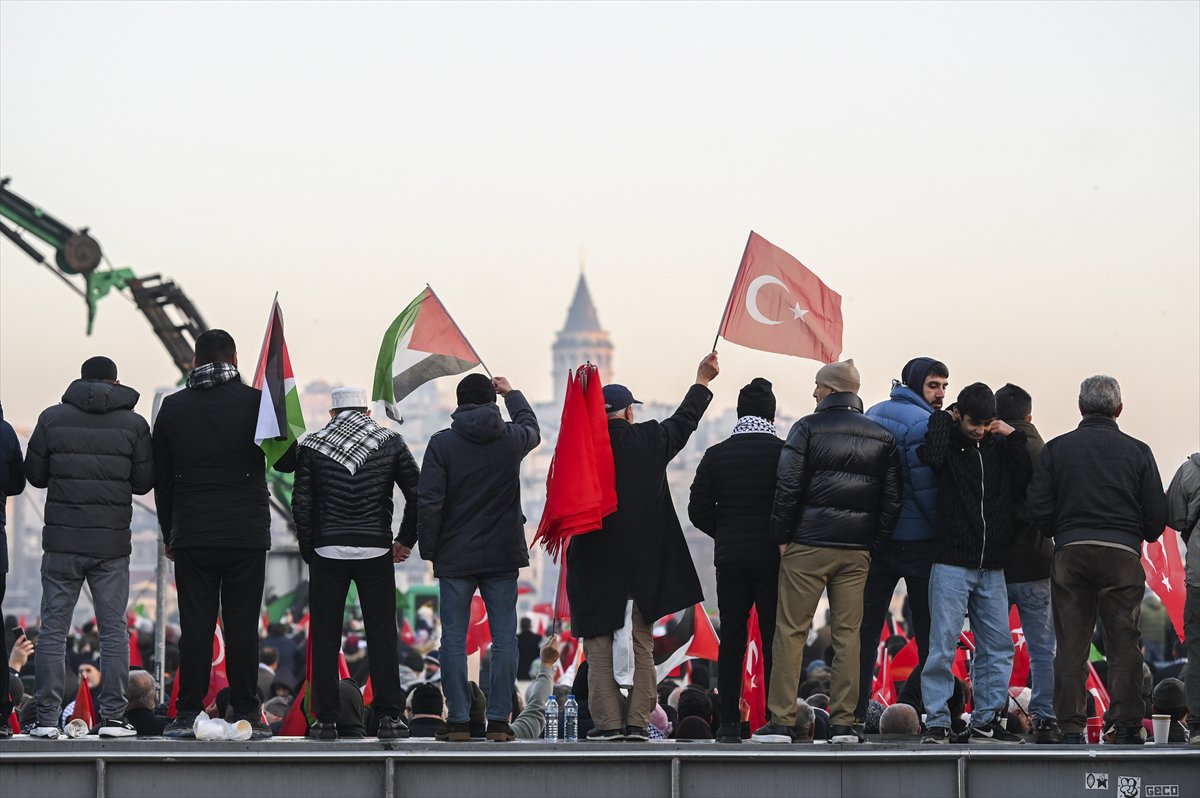 İstanbul'da tarihi Gazze yürüyüşü: Binler Galata Köprüsü'nde buluştu