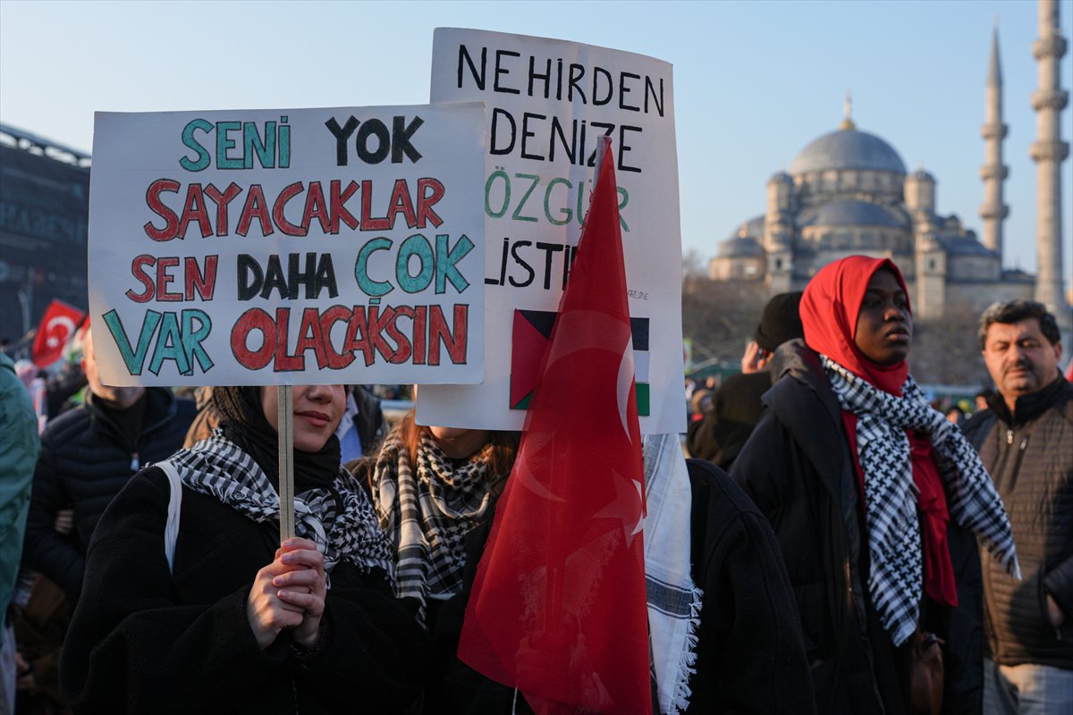 İstanbul'da tarihi Gazze yürüyüşü: Binler Galata Köprüsü'nde buluştu