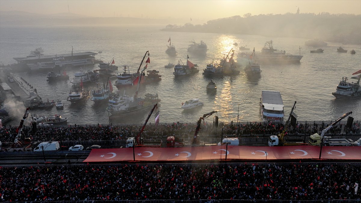 İstanbul'da tarihi Gazze yürüyüşü: Binler Galata Köprüsü'nde buluştu