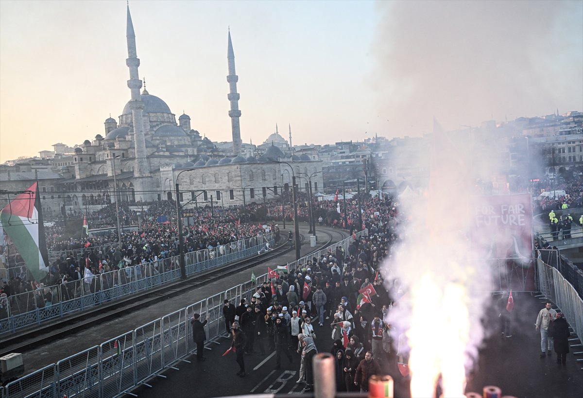 İstanbul'da tarihi Gazze yürüyüşü: Binler Galata Köprüsü'nde buluştu