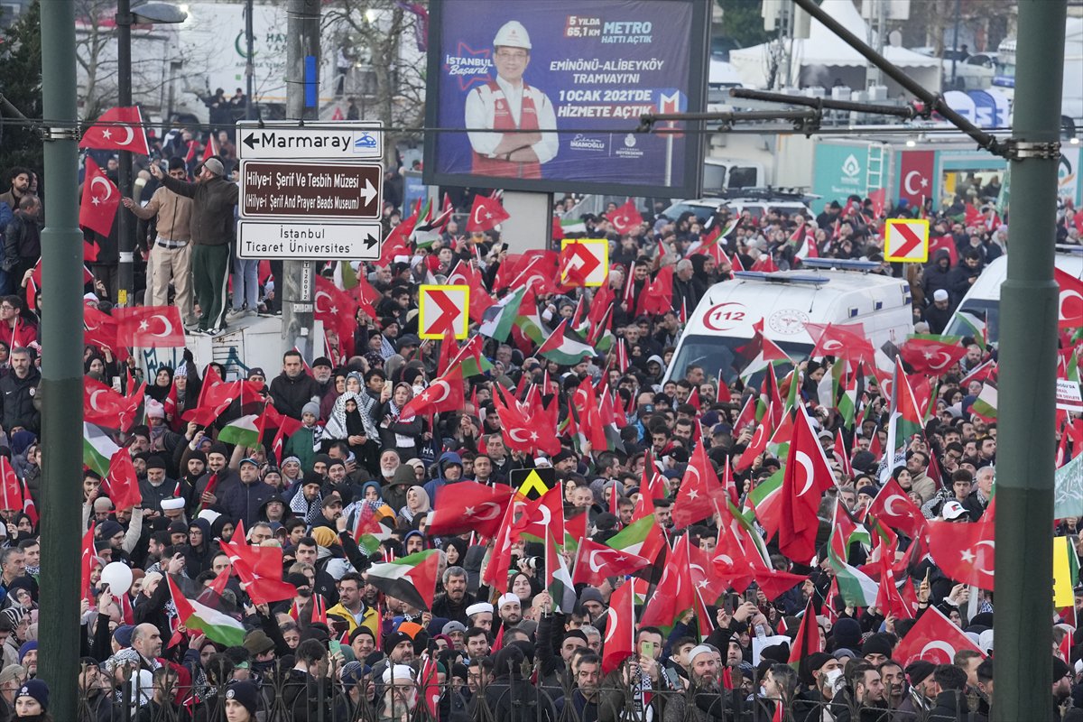 İstanbul'da tarihi Gazze yürüyüşü: Binler Galata Köprüsü'nde buluştu