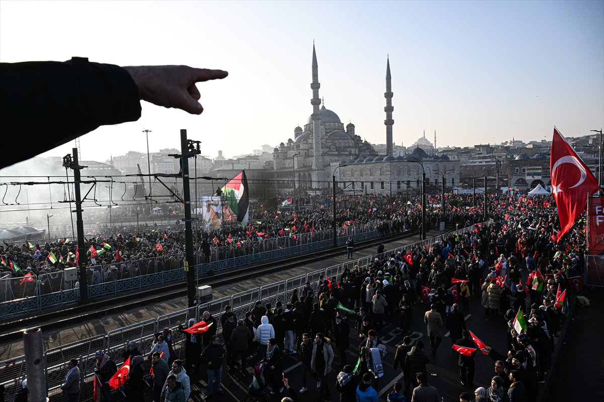 İstanbul'da tarihi Gazze yürüyüşü: Binler Galata Köprüsü'nde buluştu