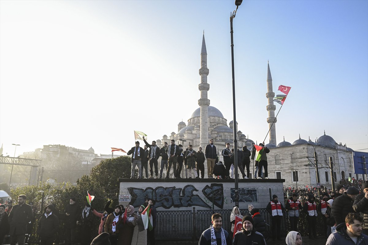 İstanbul'da tarihi Gazze yürüyüşü: Binler Galata Köprüsü'nde buluştu