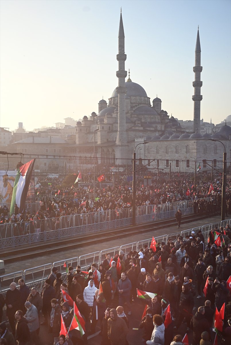 İstanbul'da tarihi Gazze yürüyüşü: Binler Galata Köprüsü'nde buluştu