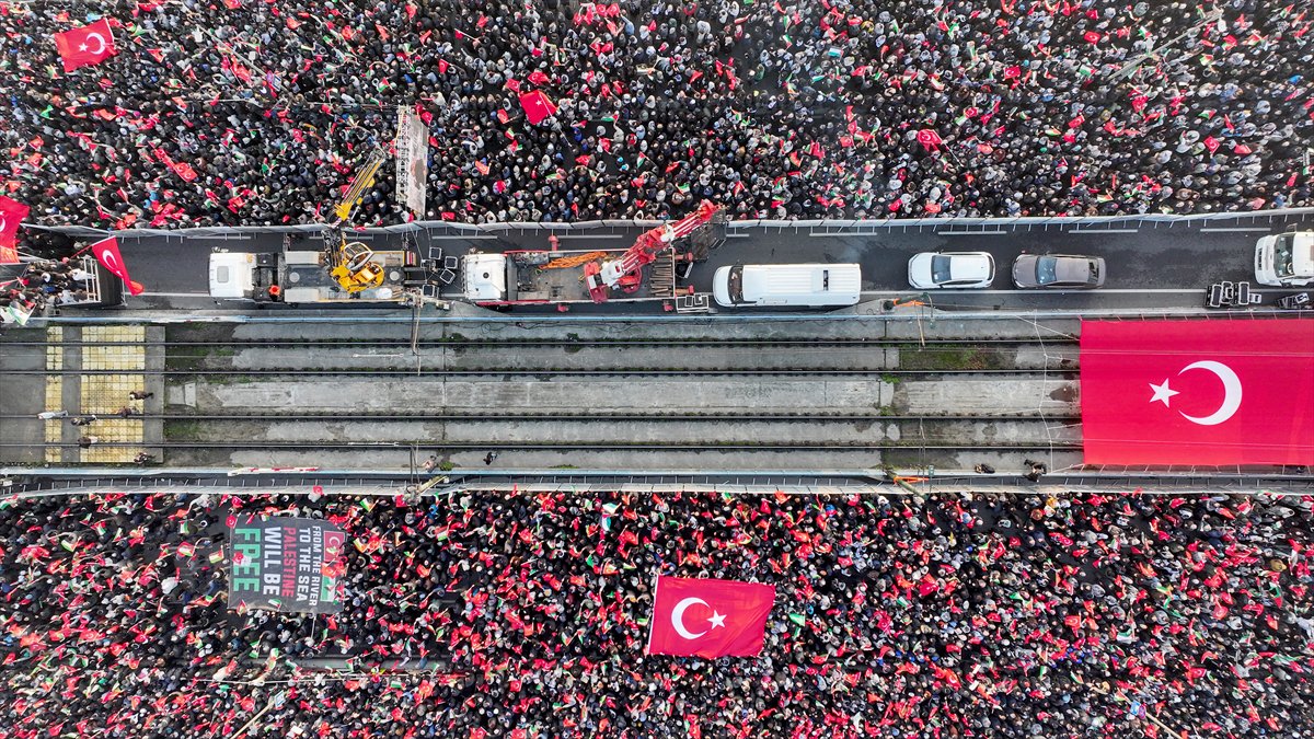 İstanbul'da tarihi Gazze yürüyüşü: Binler Galata Köprüsü'nde buluştu