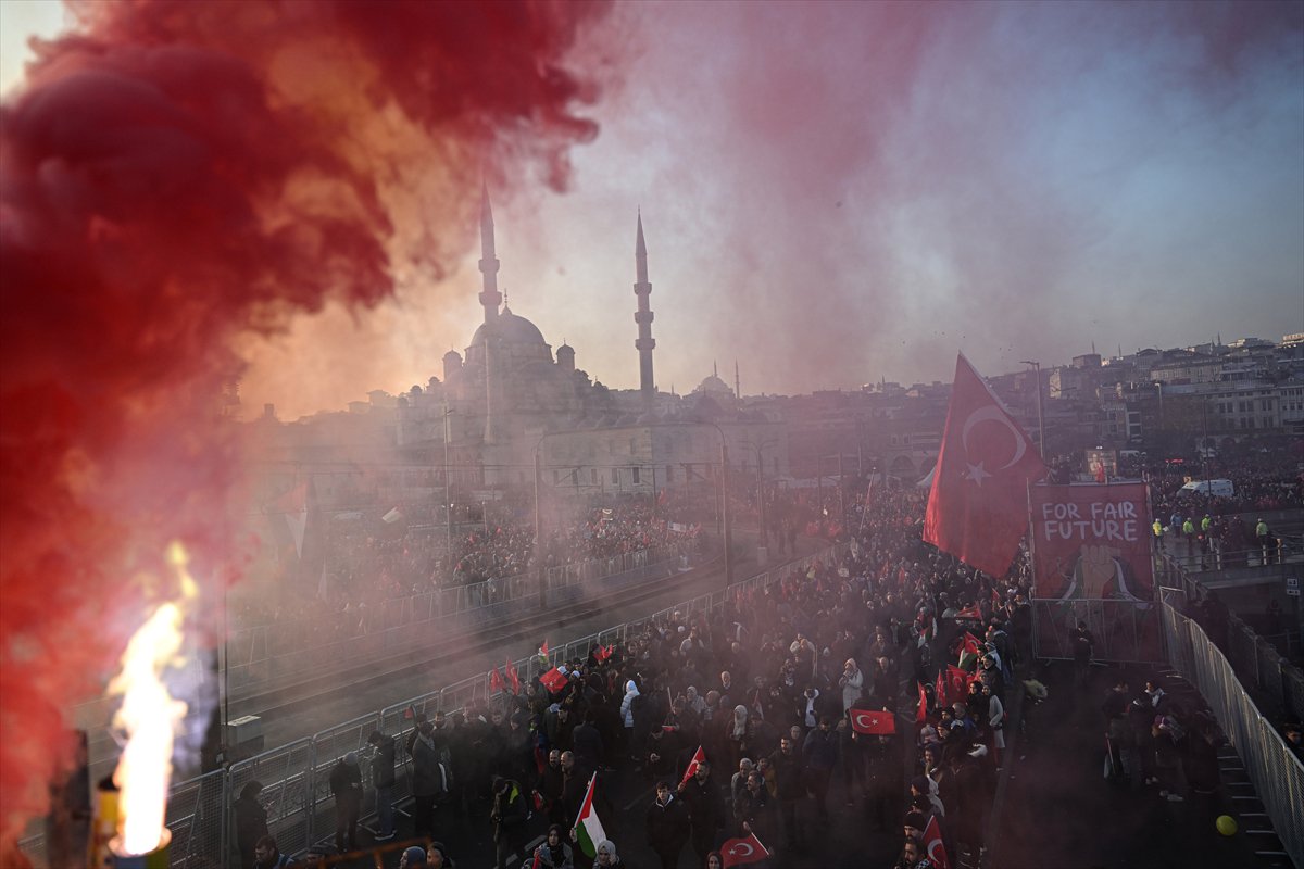 İstanbul'da tarihi Gazze yürüyüşü: Binler Galata Köprüsü'nde buluştu