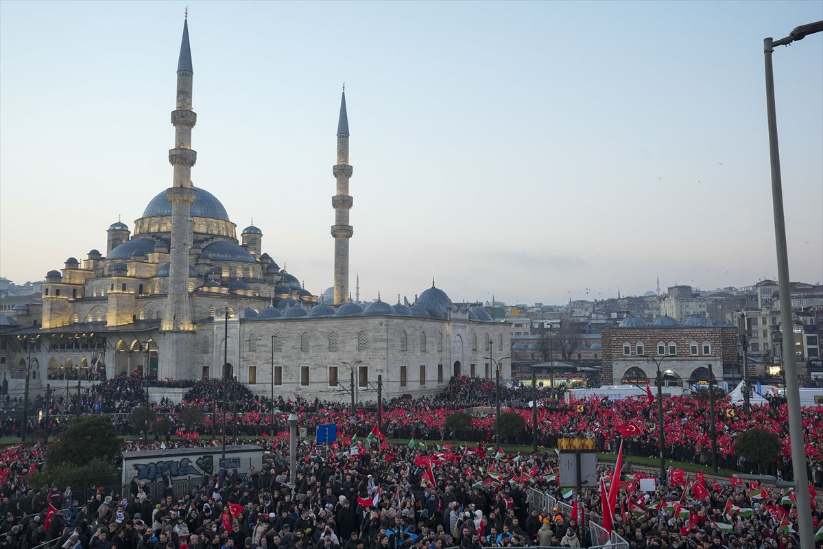 İstanbul'da tarihi Gazze yürüyüşü: Binler Galata Köprüsü'nde buluştu