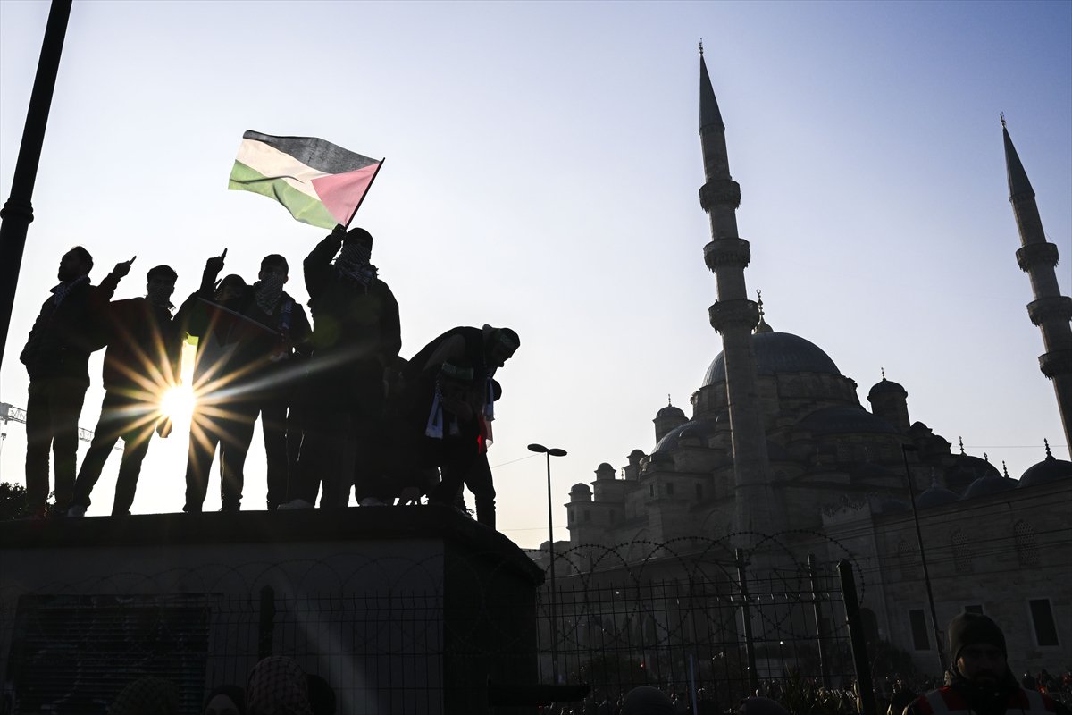 İstanbul'da tarihi Gazze yürüyüşü: Binler Galata Köprüsü'nde buluştu
