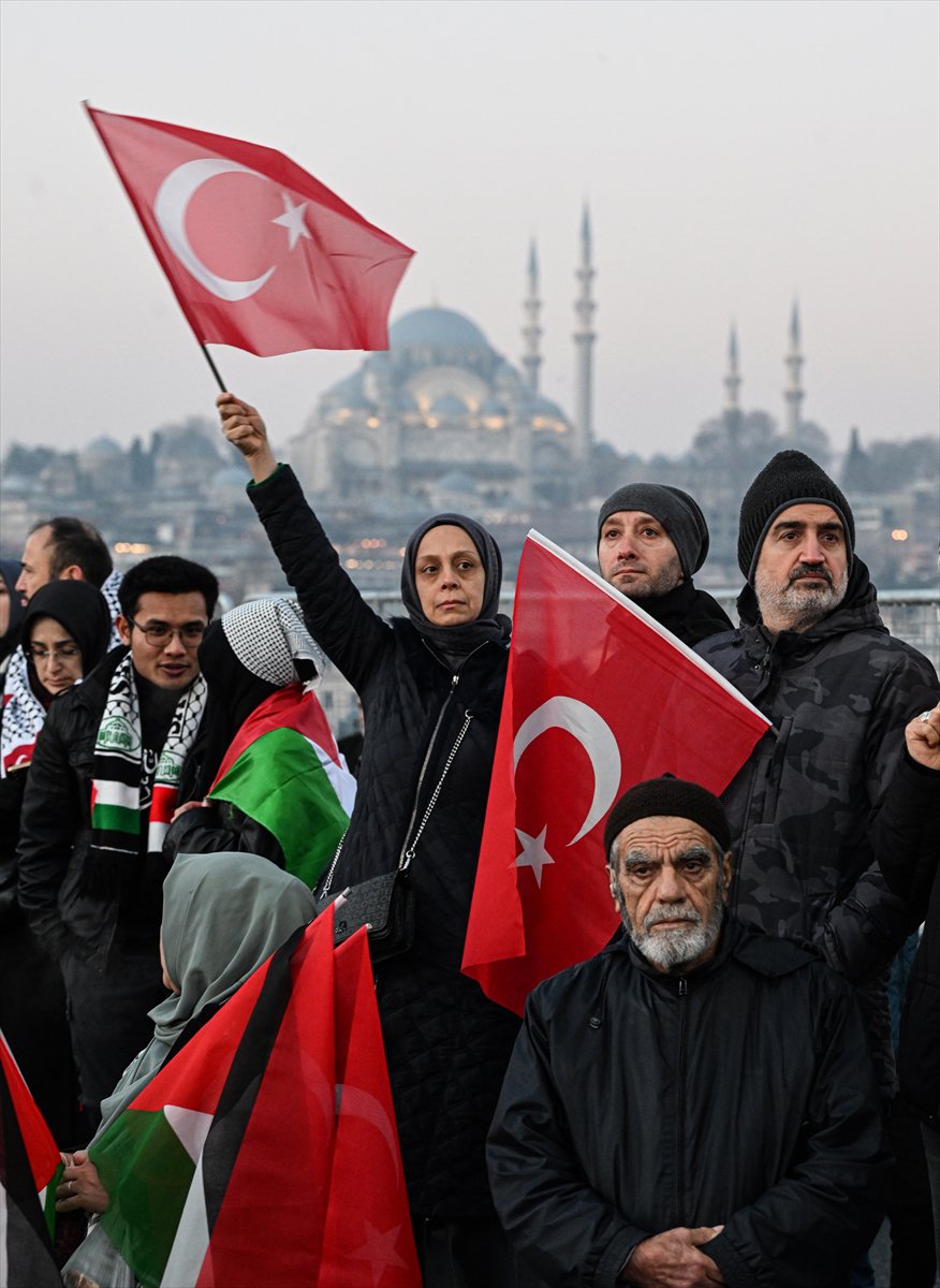 İstanbul'da tarihi Gazze yürüyüşü: Binler Galata Köprüsü'nde buluştu