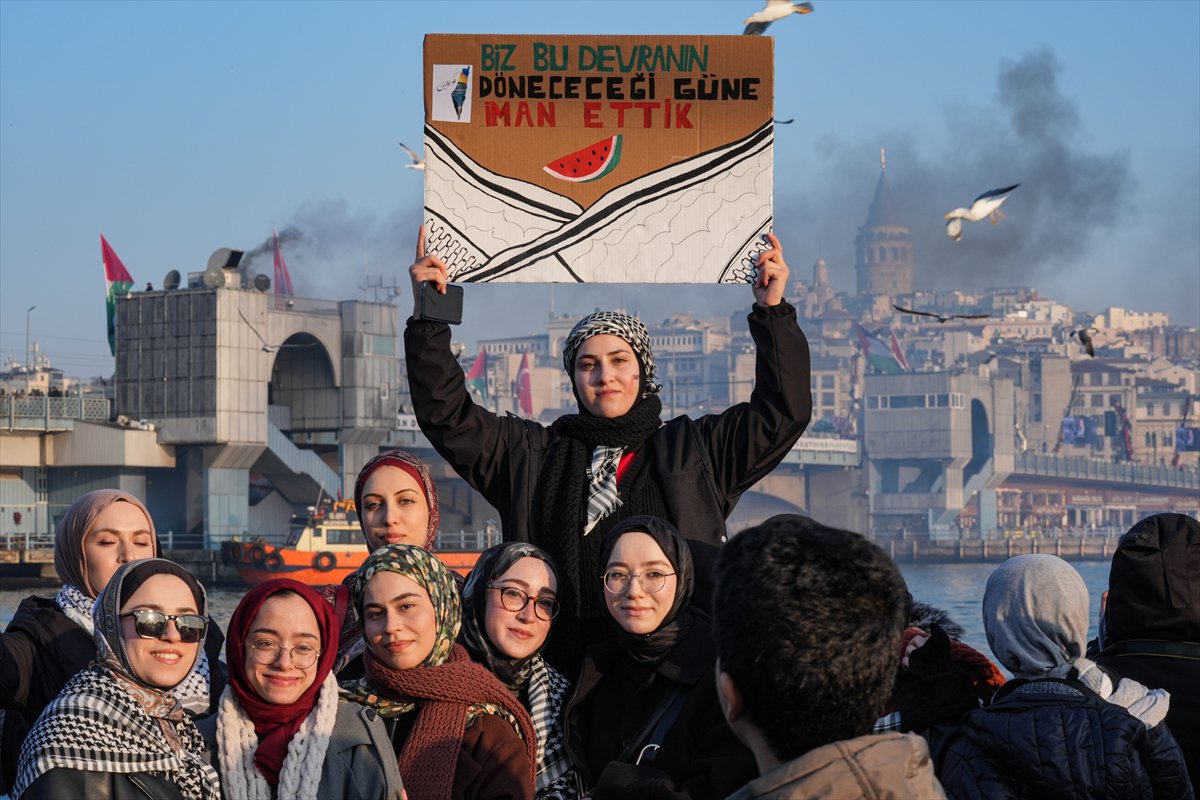 İstanbul'da tarihi Gazze yürüyüşü: Binler Galata Köprüsü'nde buluştu