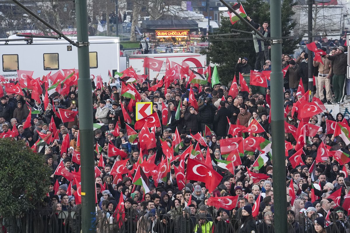İstanbul'da tarihi Gazze yürüyüşü: Binler Galata Köprüsü'nde buluştu